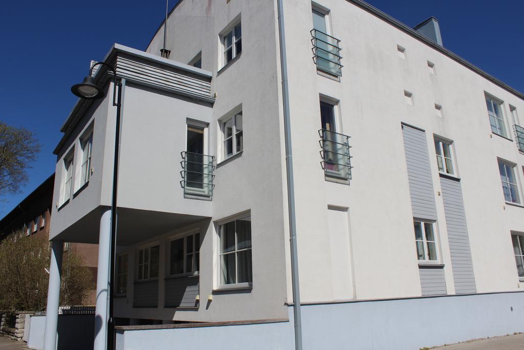 Long Holiday Apartment Kuressaare Bagian luar foto